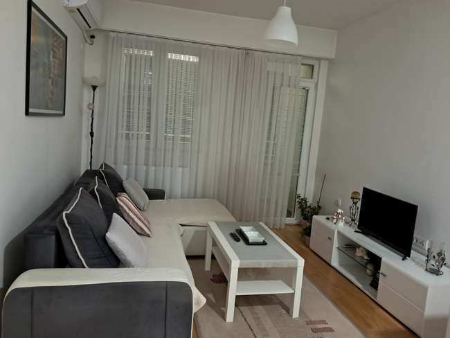 Гарсоњера во Аеродром, Поликлиника - slika 2