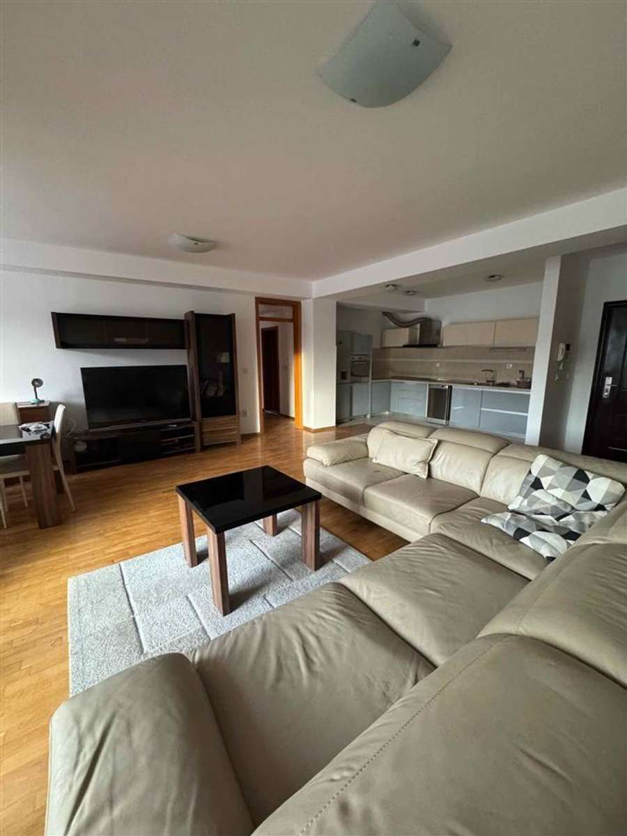 Се изнајмува 3-собен стан во Центар, спроти Дајмонд - 1