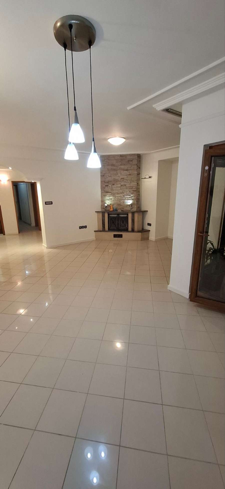 Се продава 4-собен стан во Центар, кај Универзална сала - 1