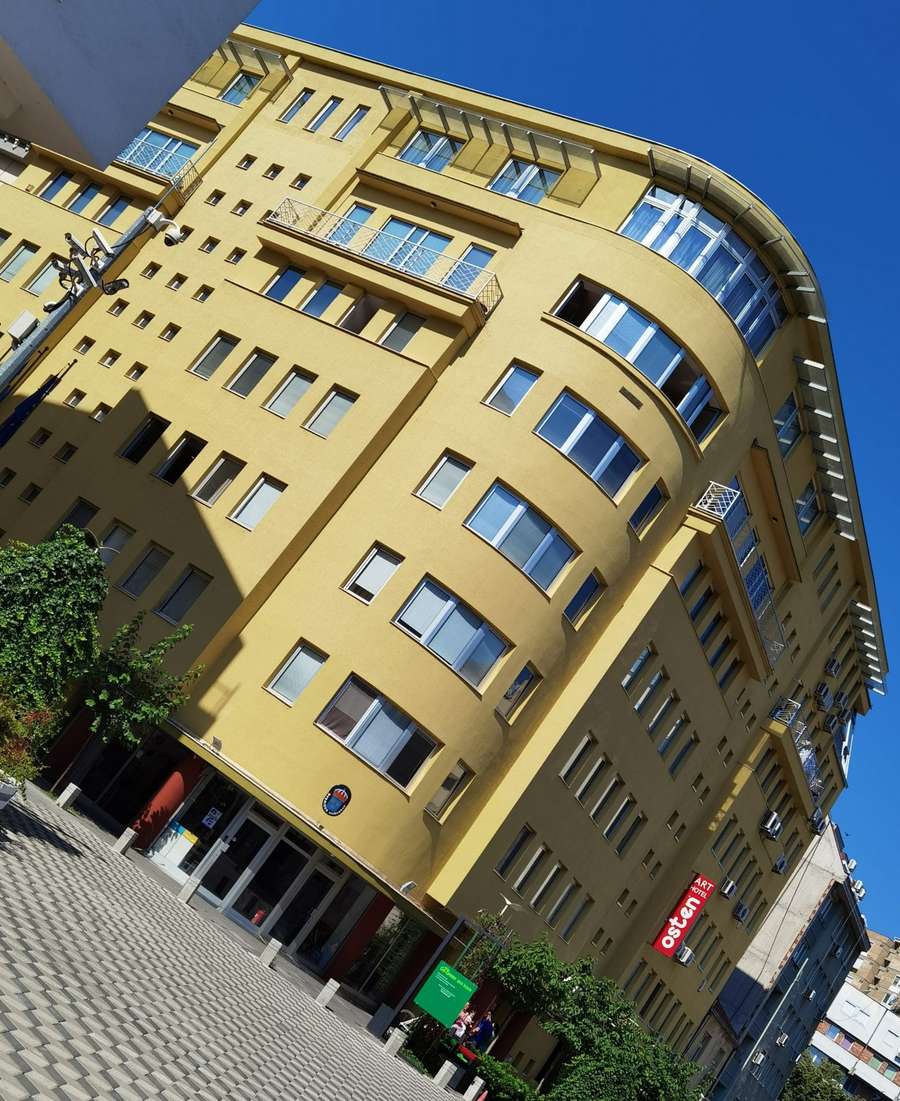 Наместен деловен простор на плоштад - 1