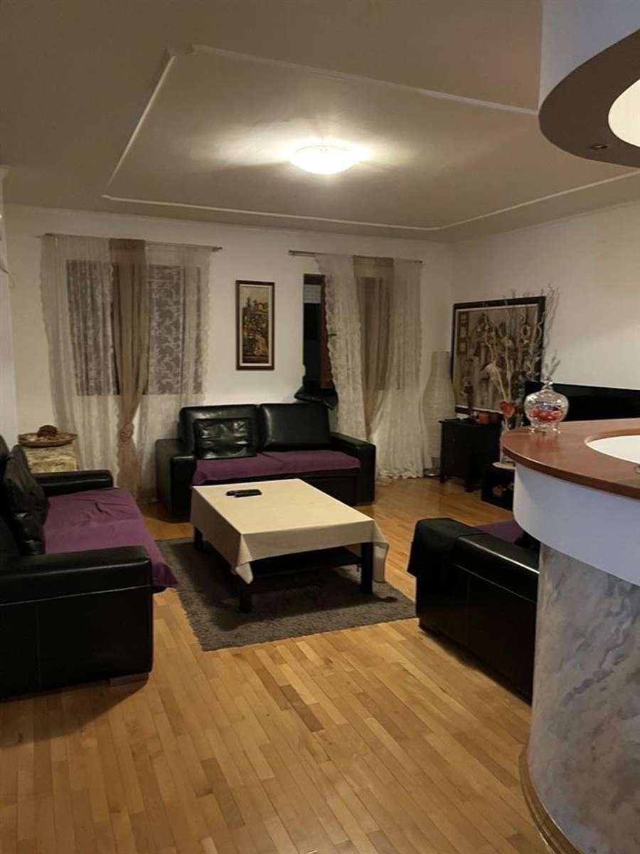 Се продава простран трособен стан во Центар, кај Билна аптека - 1