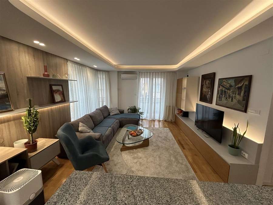 Се продава 4-собен стан во Центар, Дебар маало во близина на Силбо - 1