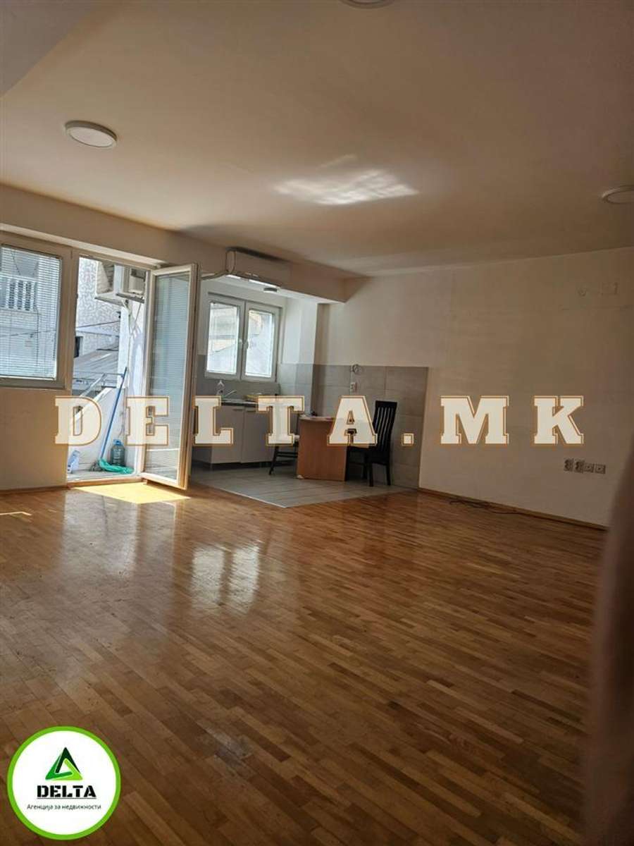 Празен трособен стан во Дебар Маало - 1