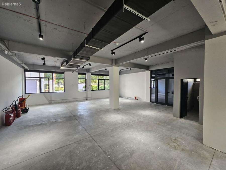 Деловен простор на одлична локација во Центар - 1