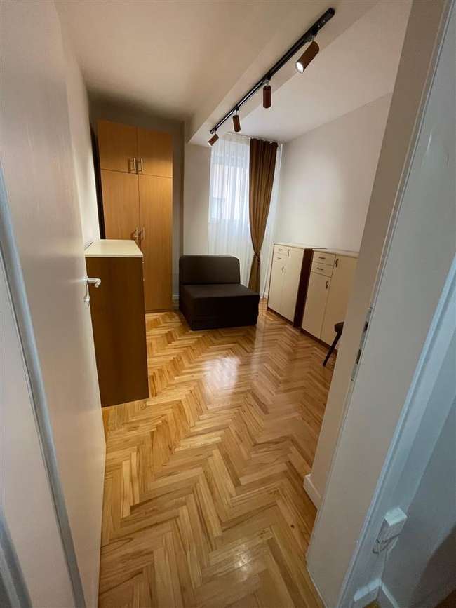 Се изнајмува трособен стан во Центар, кај Универзална - slika 2