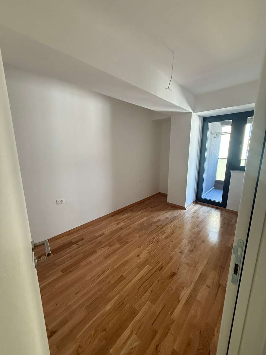 Нов празен 3-собен стан за деловна намена - 1