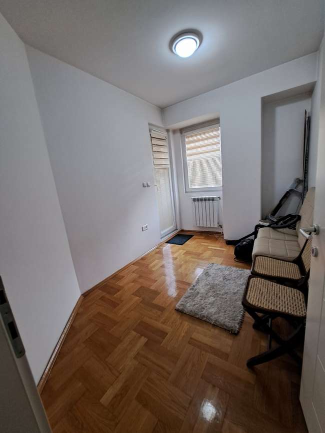 Се изнајмува 3-собен стан во Центар, МВР - slika 2