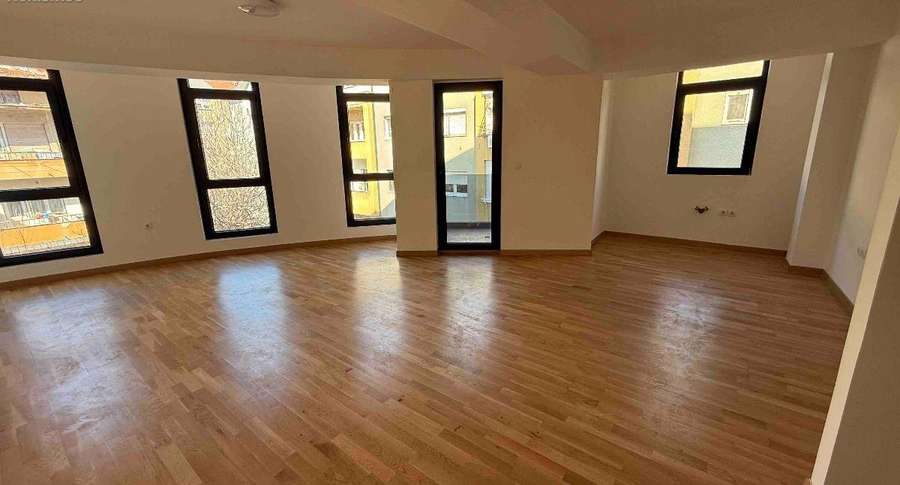 Се продава прекрасен трособен стан во Центар, Дебар маало - 1