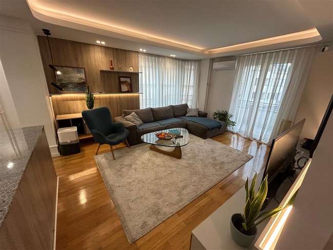 Се продава 4-собен стан во Центар, Дебар маало во близина на Силбо - slika 2