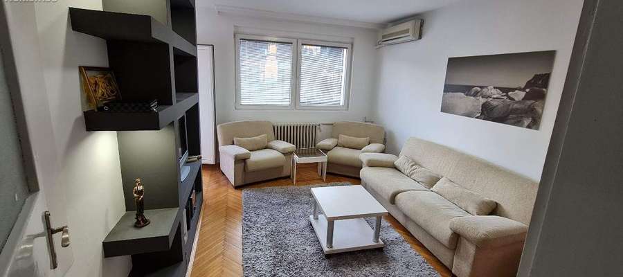 Се продава наместен двособен стан во строг Центар, Јадран сквер - 1