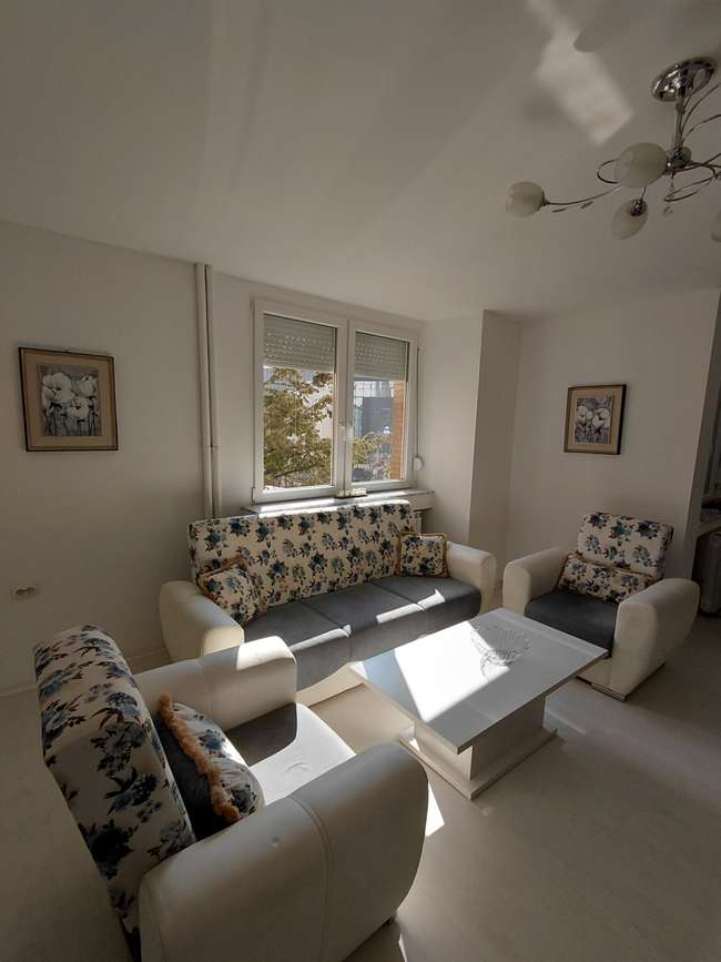 Се изнајмува 3-собен стан во Центар, спроти Diamond - 3