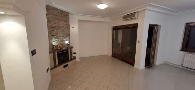 Се продава 4-собен стан во Центар, кај Универзална сала - slika 2