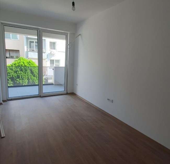 Невселуван празен стан за деловна намена во Дебар Маало - 2