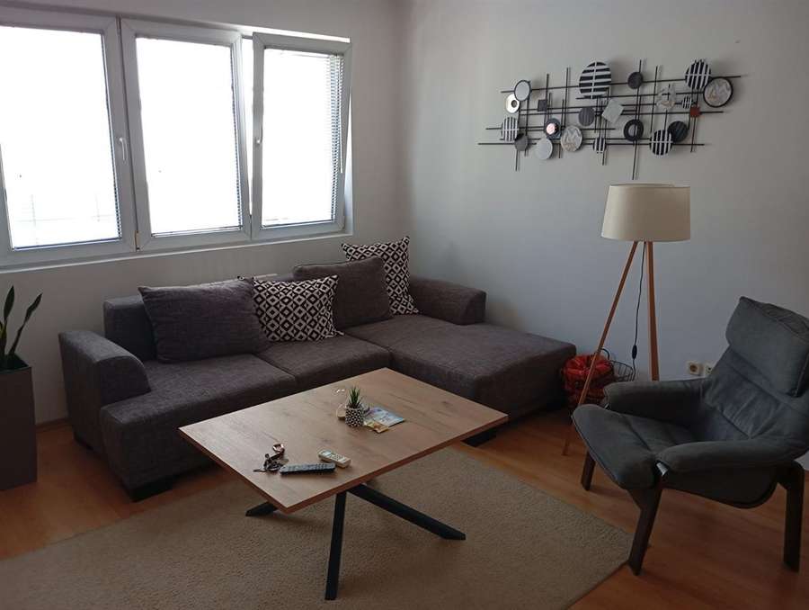 Се изнајмува наместен двособен стан во Центар - 1