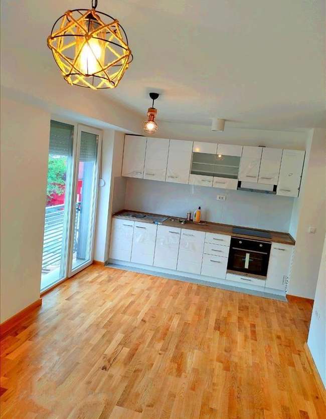 Празен трособен стан во Мичурин - slika 2