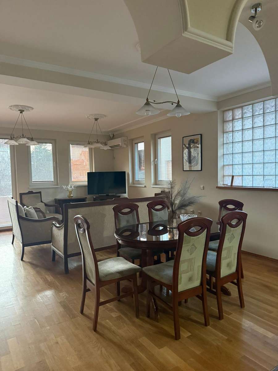 Се изнајмува 4-собен стан во Црниче - 1