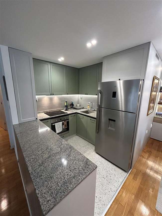 Се продава 4-собен стан во Центар, Дебар маало во близина на Силбо - 3