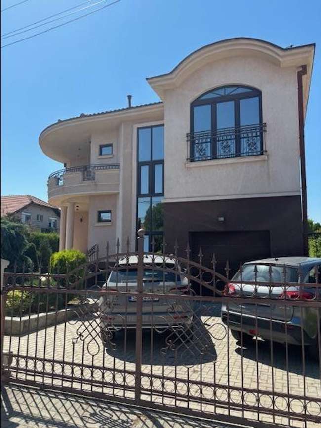 Се продава прекркасна куќа со базен во Бардовци - 3