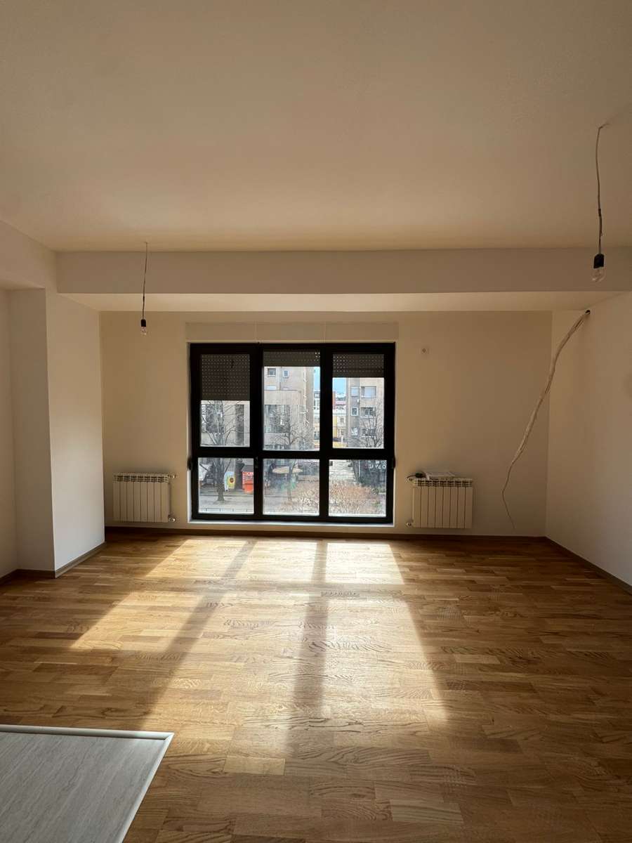 Празен стан за деловна намена во Центар, Дебар Маало - 1