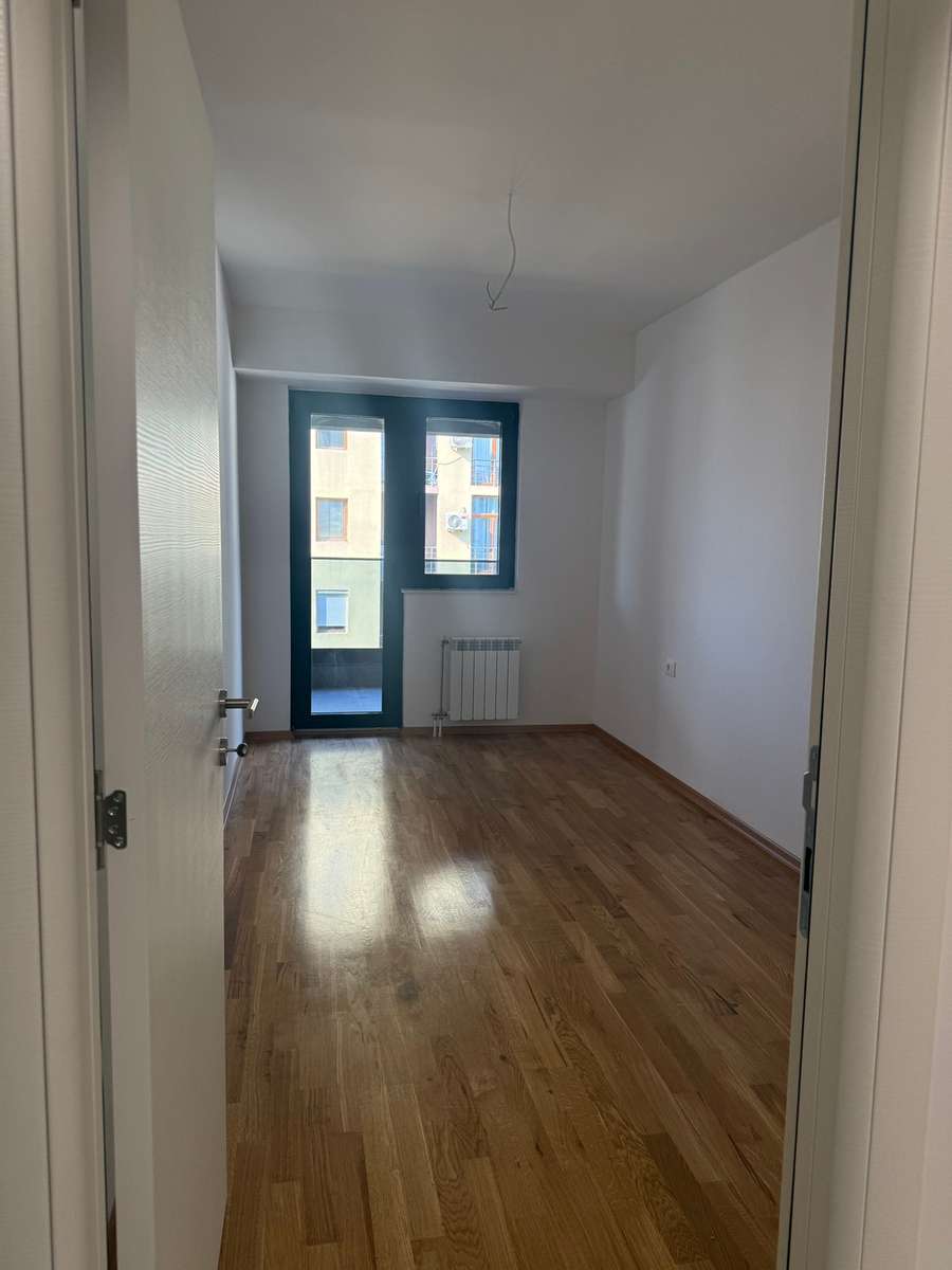 Но празен 3-собен стан за деловна намена - 1