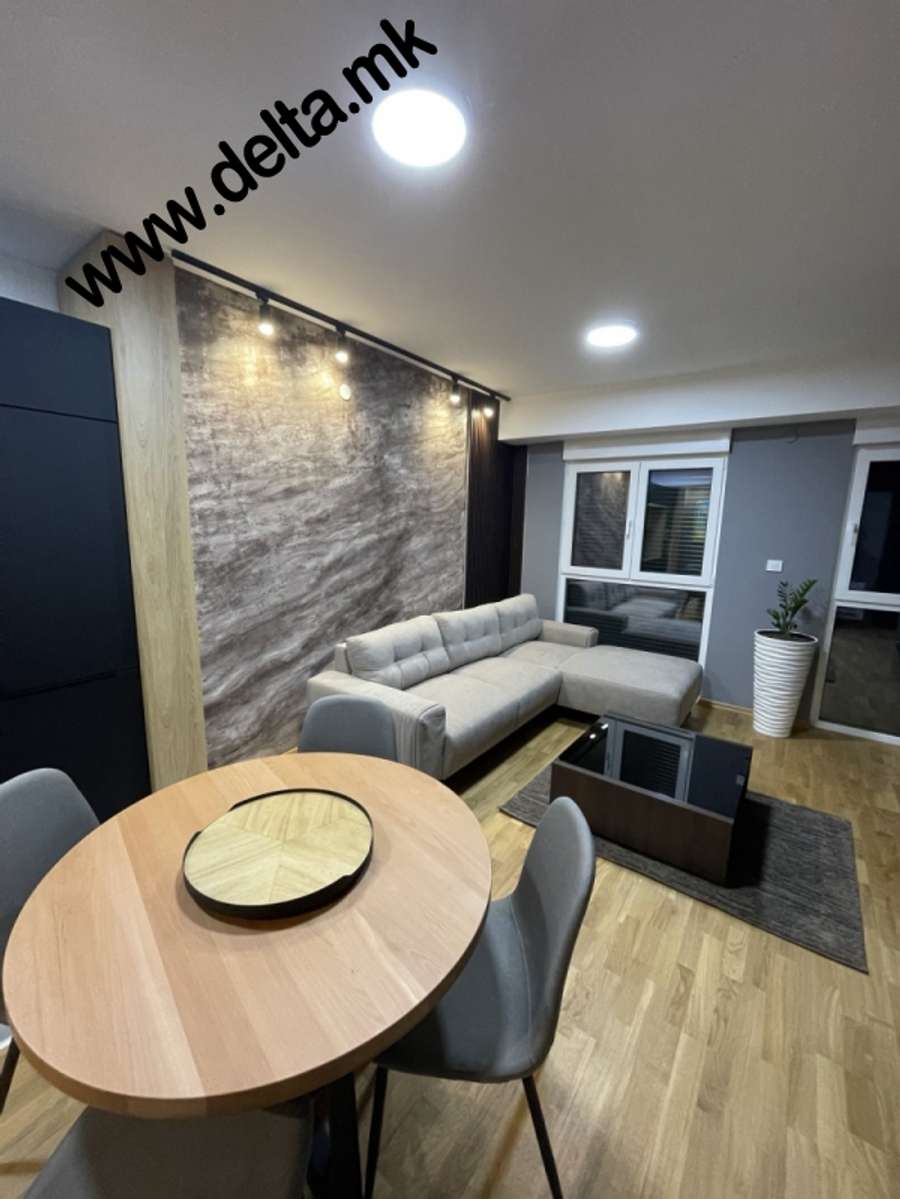 Нов, невселуван трособен стан во Центар - 1