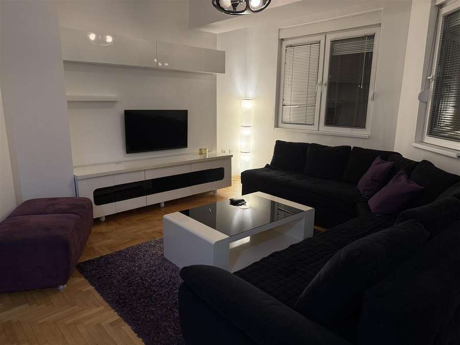 Трособен стан во Аеродром во близина на Американ Колеџ - 1