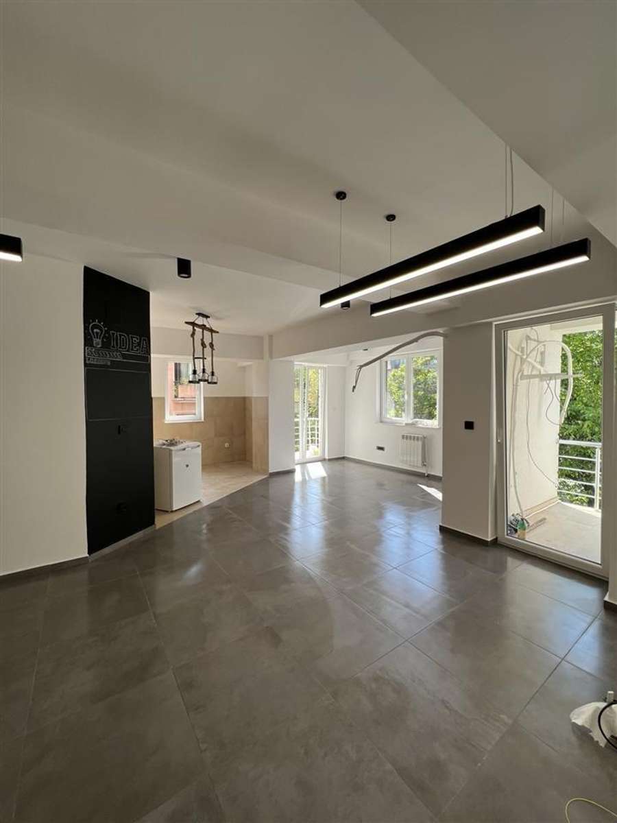 Се продава 4-собен стан во Центар, Дебар Маало - slika 2