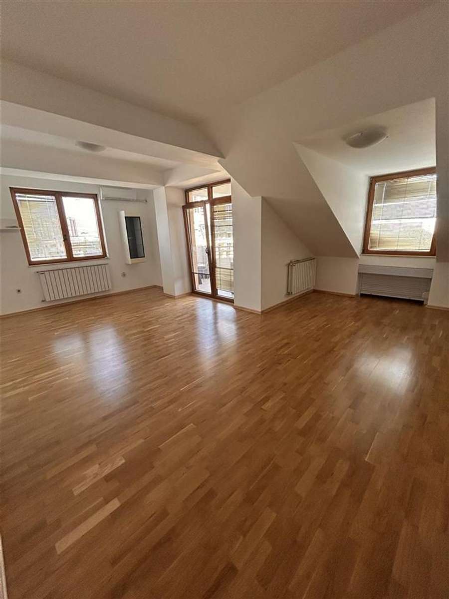 Се продава 4-собен стан во Центар, Клиника - 1