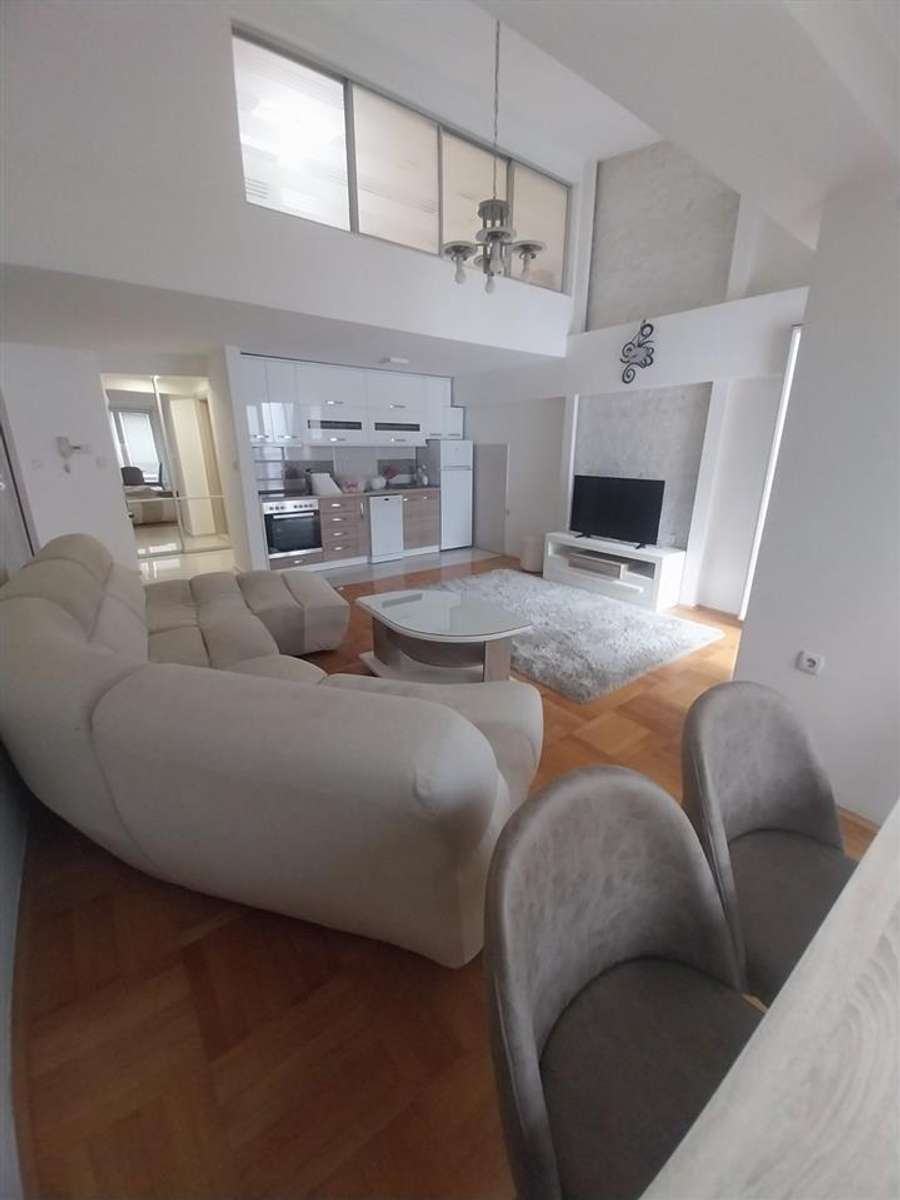 Трособен стан-дуплекс во Центар, Дебар Маало - 1