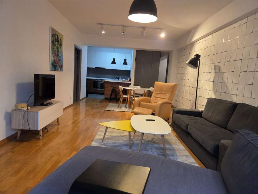 Се изнајмува, трособен стан во Центар, Дебар Маало - 1