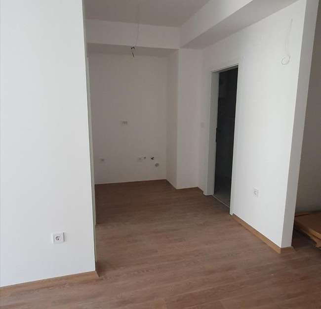 Невселуван празен стан за деловна намена во Дебар Маало - 3