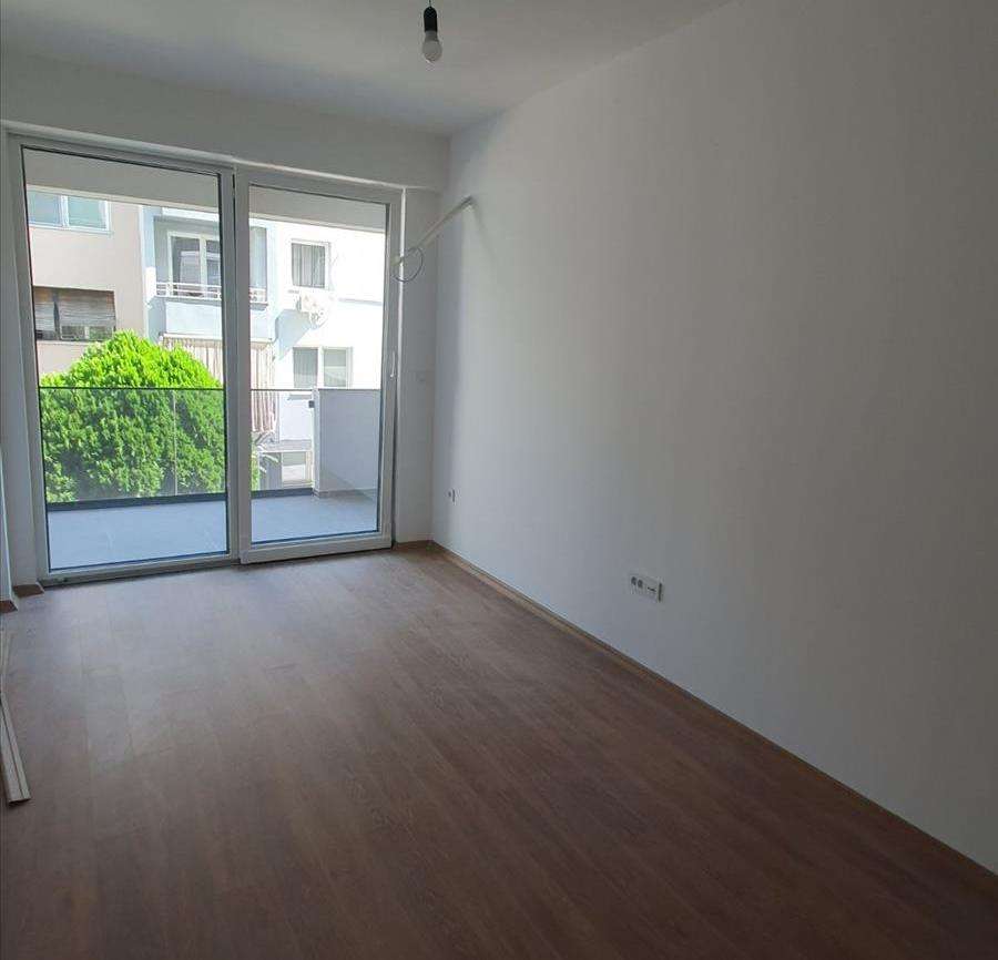 Невселуван празен стан за деловна намена во Дебар Маало - 1