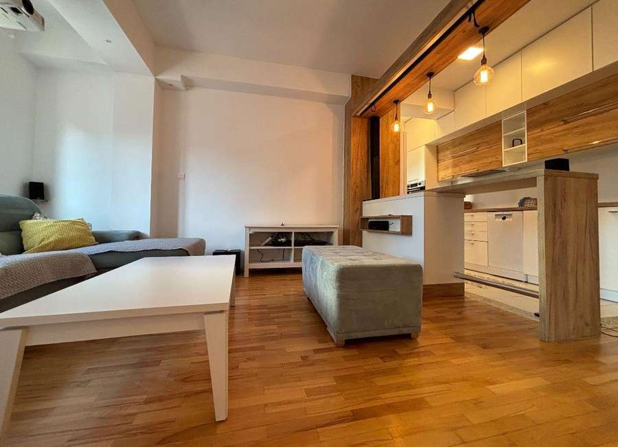 Се изнајмува трособен стан во Центар, Католичка - 1