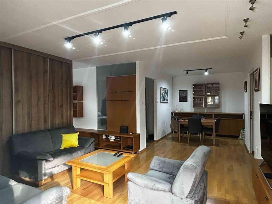 Се изнајмува двособен стан во центар, Градски Зид - 1