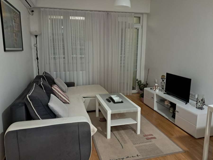 Гарсоњера во Аеродром, Поликлиника - 1