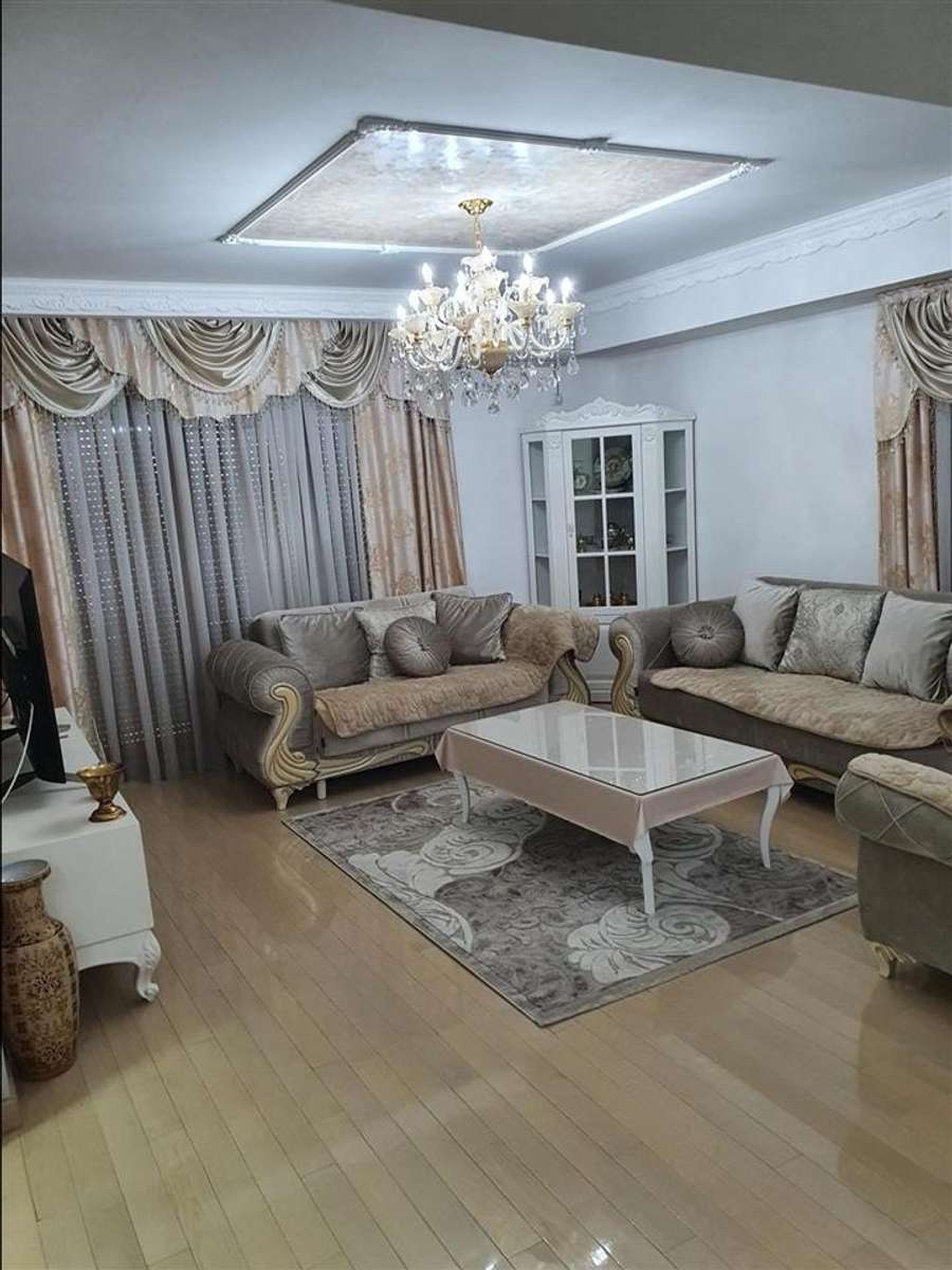 Се изнајмува 4-собен стан во Центар, Flatiron - 1