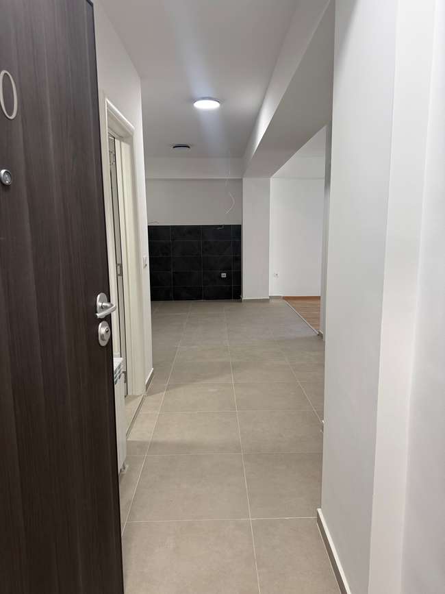 Но празен 3-собен стан за деловна намена - slika 2