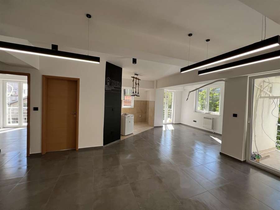 Се продава 4-собен стан во Центар, Дебар Маало - 1