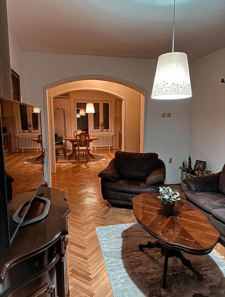 Се продава трособен стан во Центар, Дебар Маало - 1