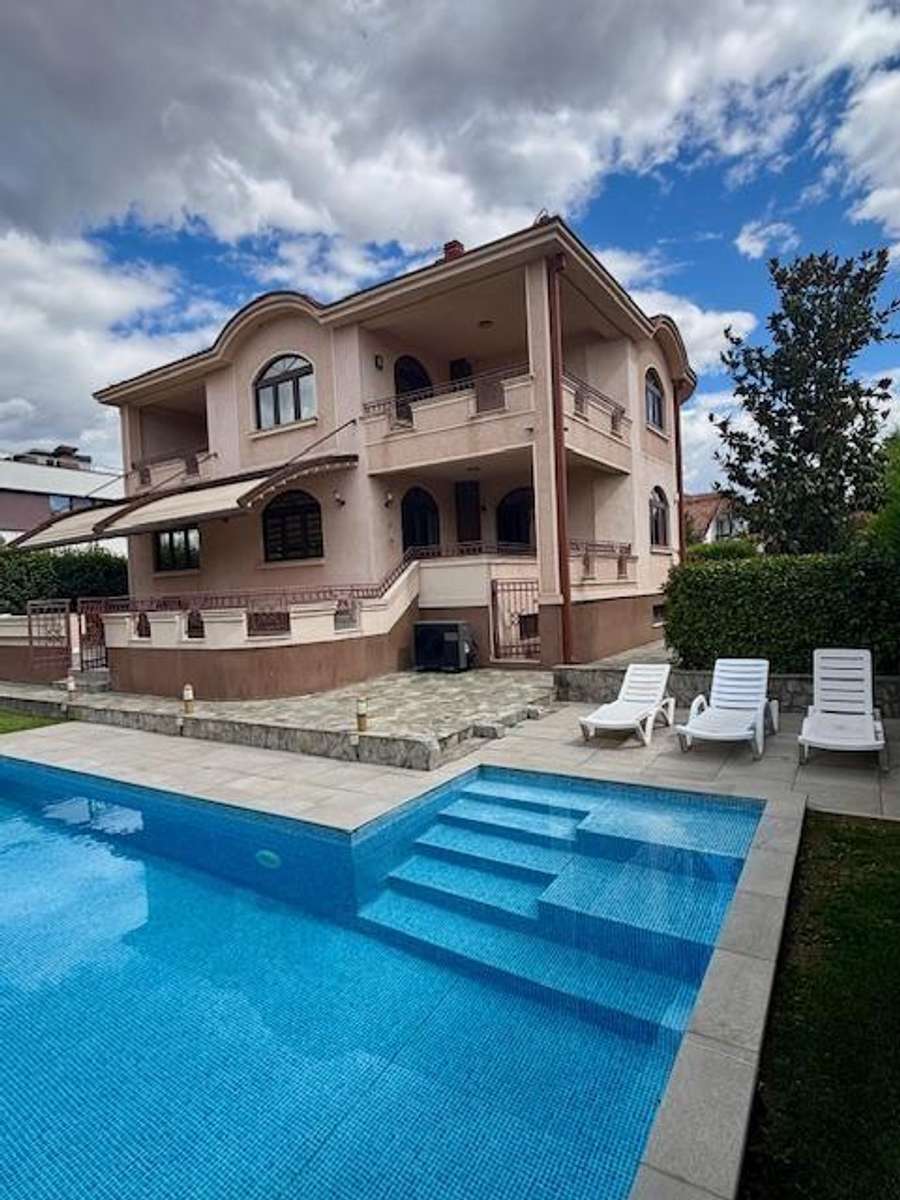 Се изнајмува куќа во Бардовци, со базен - 1