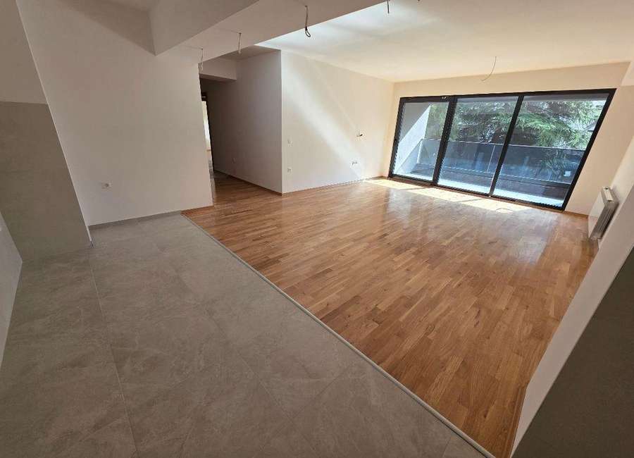 Невселуван стан за деловна намена во Центар, кај Универзална - 1