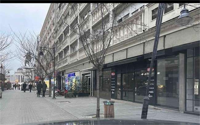 Репрезентативе локал во центар на ул. Македонија - 3