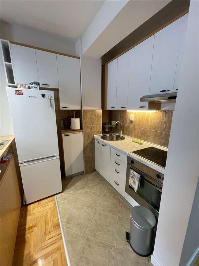 Се изнајмува трособен стан во Центар, кај Универзална - 3