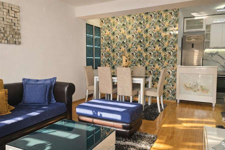 Се изнајмува 3-собен стан во Центар, Католичка - 1