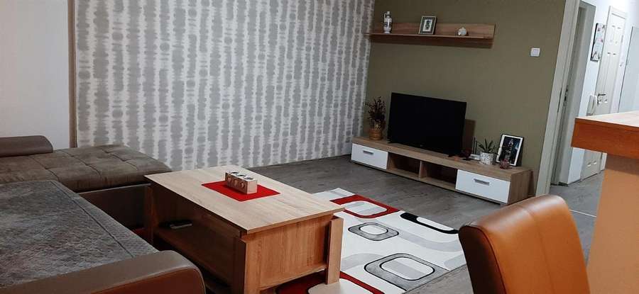 Се продава наместен трособен стан во Центар, Градски ѕид - 1