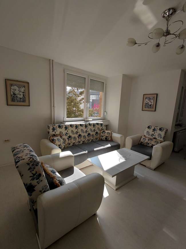 Се изнајмува 3-собен стан во Центар, спроти Diamond - slika 2