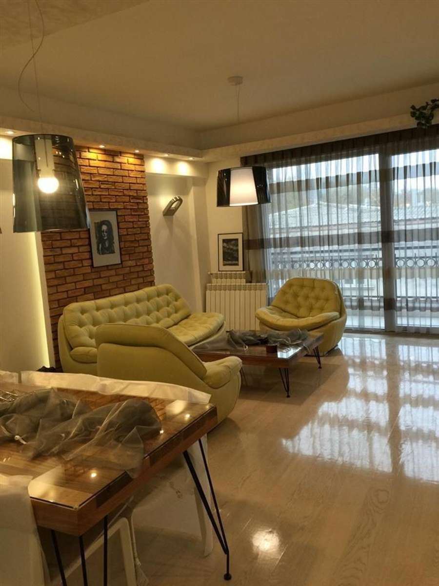 Се изнајмува 3-собен стан во Центар, Дебар Маало - 1