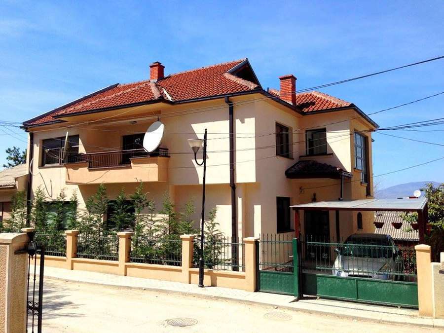 Куќа на Водно со поглед на градот - 1