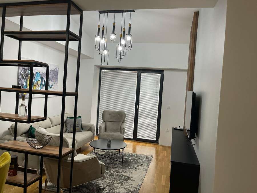 Се изнајмува 3-собен стан во Центар, Капиштец - 1