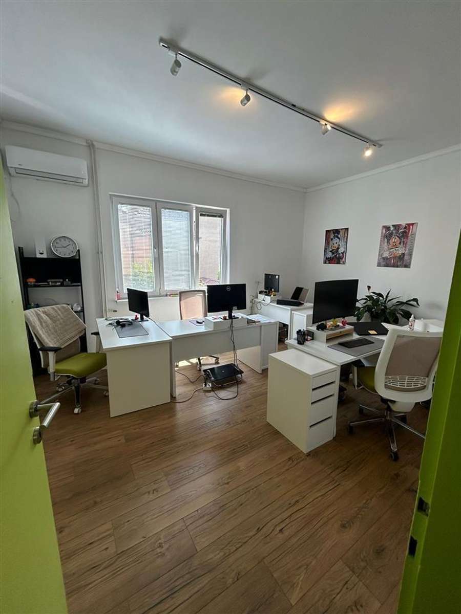 Деловен простор за канцеларија во Центар - 1